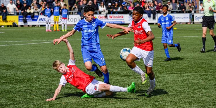 HoltensNieuws.nl Internationaal jeugdvoetbal keert terug naar Holten tijdens paasweekend Internationaal jeugdvoetbal keert terug naar Holten tijdens paasweekend blauwwit