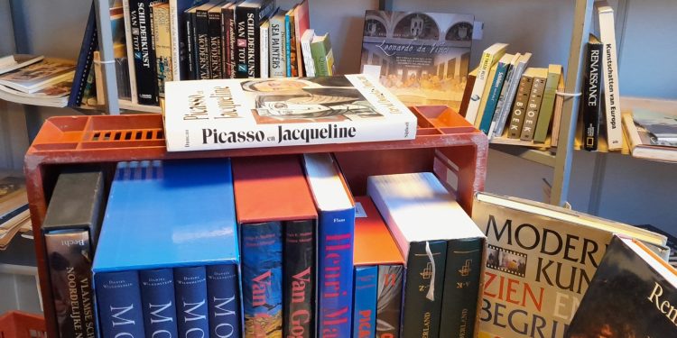 HoltensNieuws.nl Boekenmarkt met veel kunstboeken Boekenmarkt met veel kunstboeken gemeente