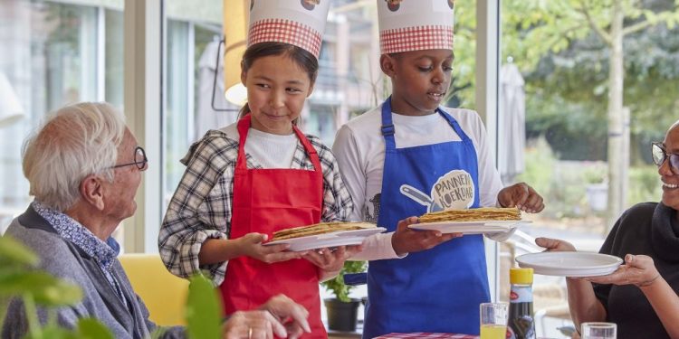HoltensNieuws.nl Vier basisscholen in gemeente Rijssen-Holten bakken pannenkoeken voor ouderen Vier basisscholen in gemeente Rijssen-Holten bakken pannenkoeken voor ouderen gemeente dijkerhoek