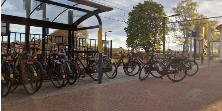 HoltensNieuws.nl Actie tegen fout gestalde fietsen bij het station Actie tegen fout gestalde fietsen bij het station