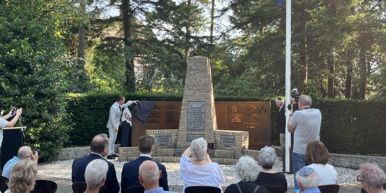 HoltensNieuws.nl Namen toegevoegd aan monument in Holten Namen toegevoegd aan monument in Holten