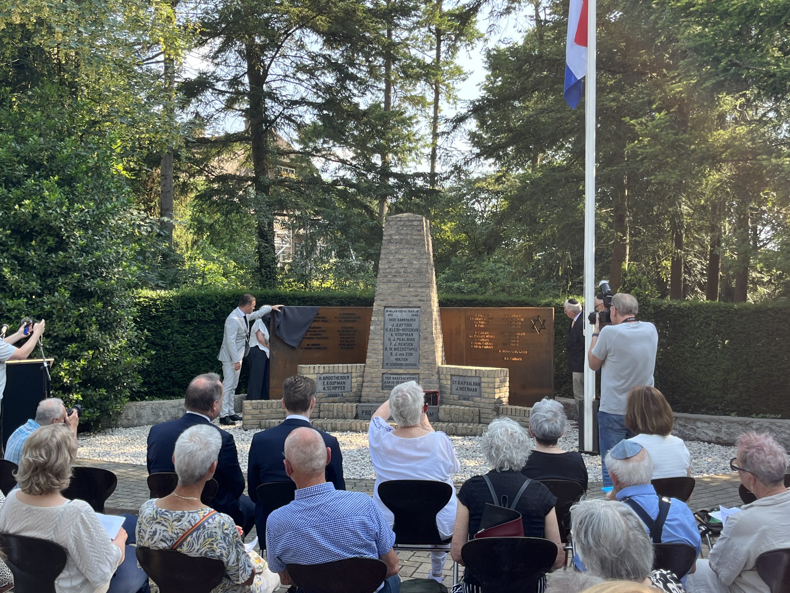 Namen toegevoegd aan monument in Holten